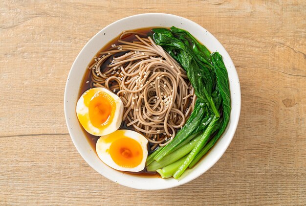 noodles ramen con uova e verdure - stile alimentare vegano o vegetariano