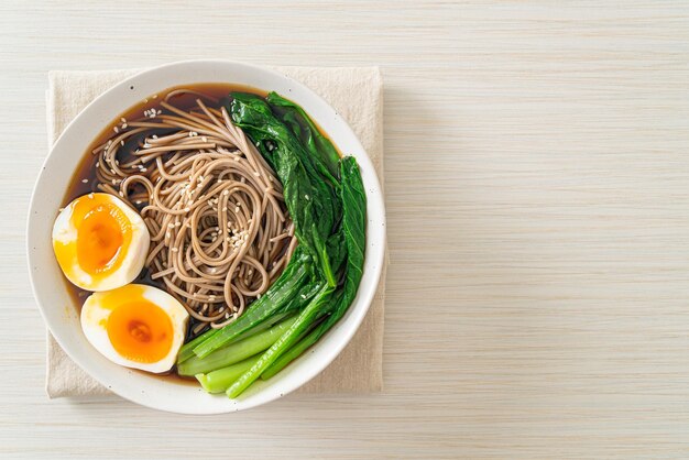 noodles ramen con uova e verdure - stile alimentare vegano o vegetariano