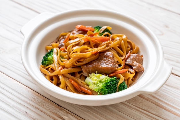 noodles saltati in padella con carne di maiale e verdure