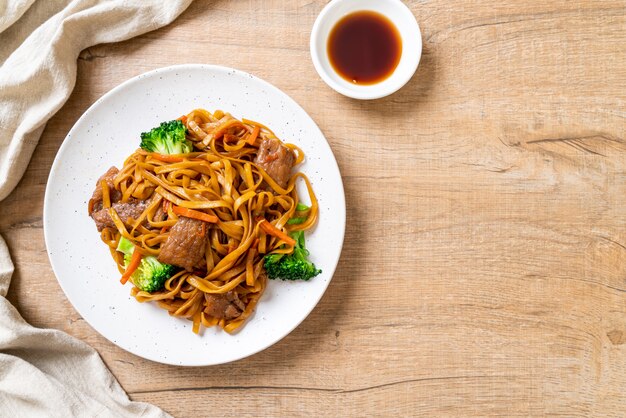 noodles saltati in padella con carne di maiale e verdure