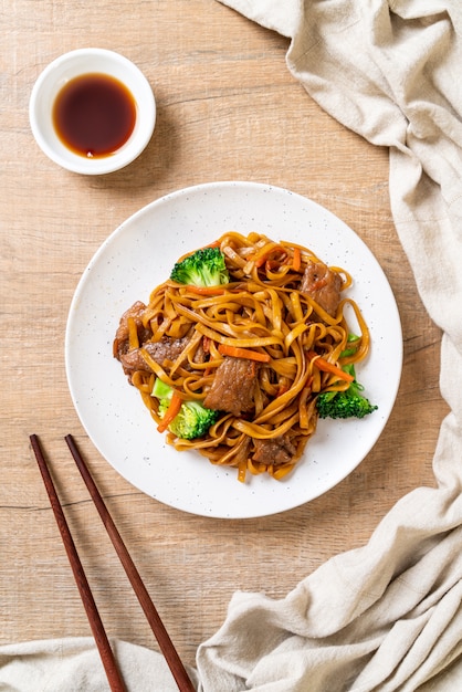 noodles saltati in padella con carne di maiale e verdure