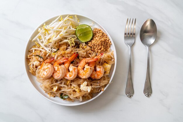 noodles saltati in padella con gamberetti e germogli o Pad Thai - stile di cibo asiatico