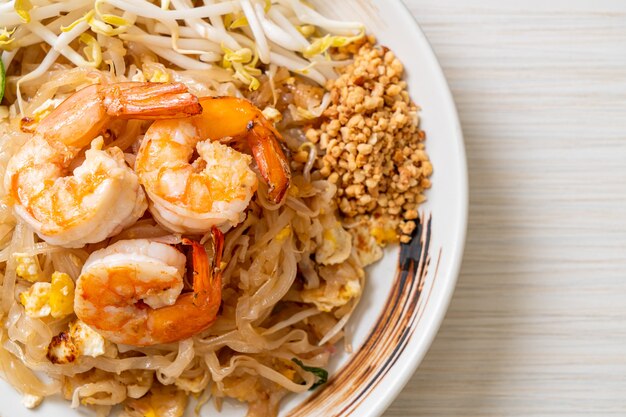noodles saltati in padella con gamberetti e germogli o Pad Thai - stile di cibo asiatico