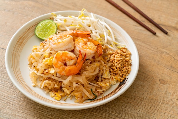 noodles saltati in padella con gamberi e germogli o Pad Thai - Cucina asiatica