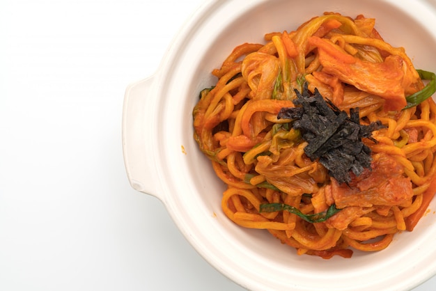 noodles saltati in padella con salsa piccante e verdure coreane