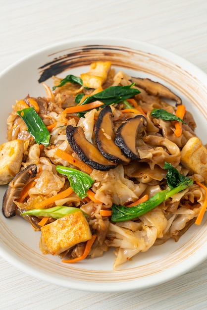 noodles saltati in padella con tofu e verdure - stile vegano e vegetariano