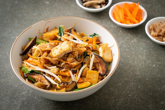 noodles saltati in padella con tofu e verdure - stile vegano e vegetariano