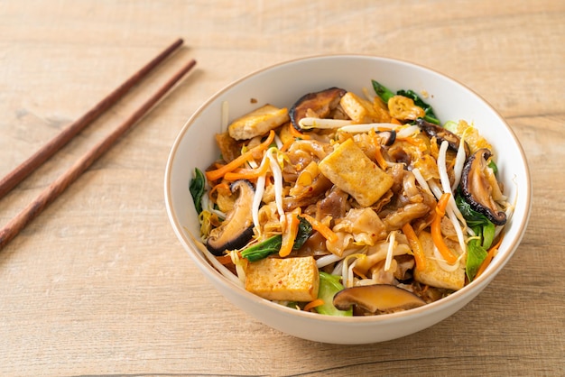 noodles saltati in padella con tofu e verdure - stile vegano e vegetariano