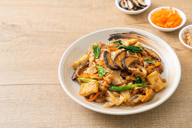 noodles saltati in padella con tofu e verdure - stile vegano e vegetariano