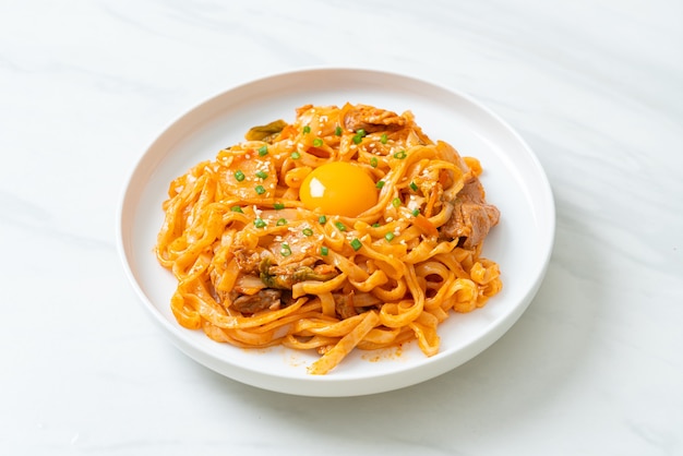 noodles udon saltati in padella con kimchi e maiale - Stile di cucina coreana