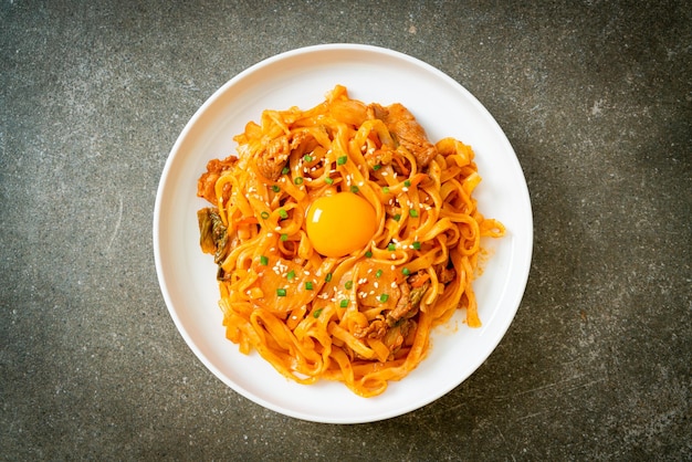 noodles udon saltati in padella con kimchi e maiale - Stile di cucina coreana