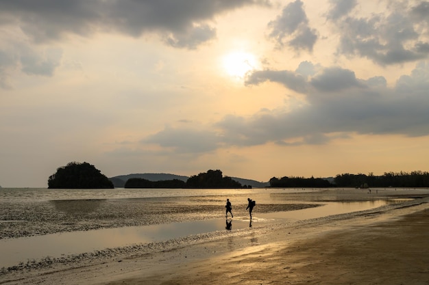 Noppharat Thara Beach vicino a Railay durante il tramonto Krabi Thailandia