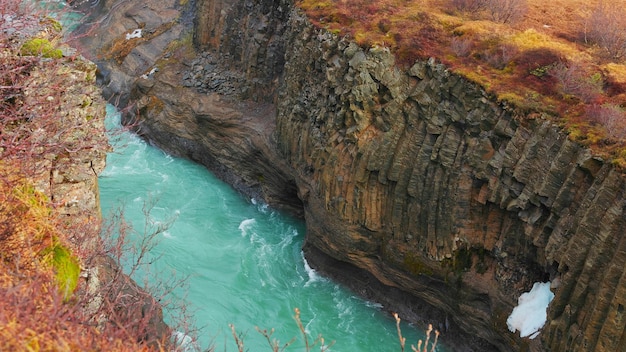 Nordic gullfoss cascata punto di riferimento a Reykjavik Islanda, grande acqua che scorre da scogliere e colline. Maestosa natura islandese con fiume ghiacciato, paesaggio panoramico scandinavo. Scatto a mano.