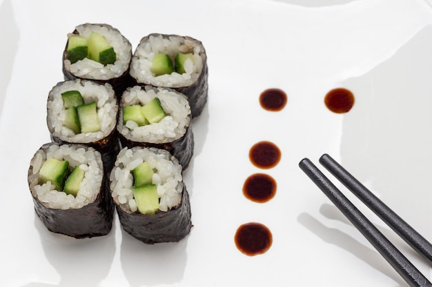 Nori maki e bacchette nere Sfondo bianco