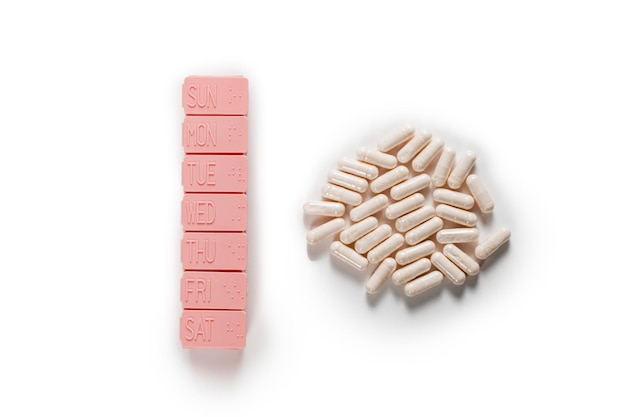 Norma giornaliera di integratori alimentari attivi pillole in scatola per ogni giorno della settimana su sfondo bianco Set di pillole di zinco antiossidanti dall'invecchiamento lecitina e adattogeno