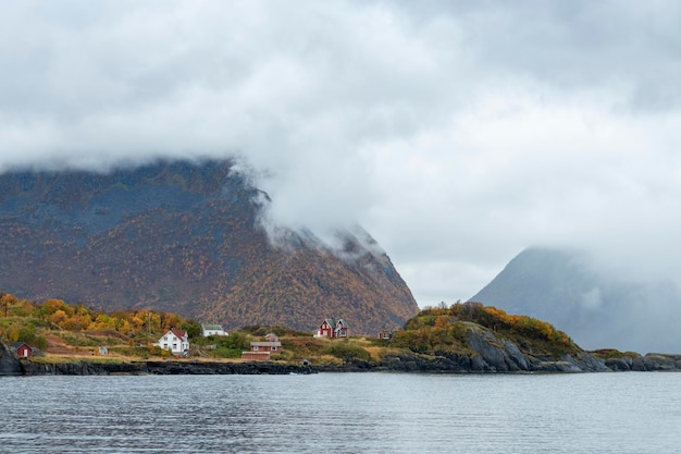 Norvegia Lofoten casa gialla remota sulla costa rocciosa stock foto