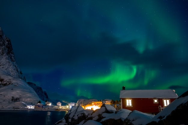 Norvegia. Lofoten. Villaggio norvegese sull'isola di Hamnoy. Notte d'inverno. Aurora boreale