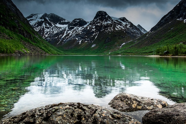 Norvegia paesaggi Montagne del lago sullo sfondo e cielo nuvoloso