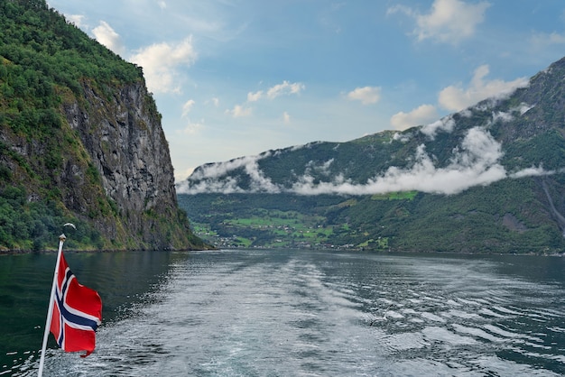 Norvegia, paesaggio di mare Sognefjord con bandiera norvegese