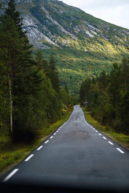 Norvegia paesaggio stradale in alta montagna Viaggiare stile di vita avventura concetto di natura selvaggia