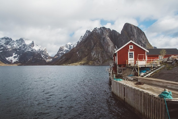 Norvegia rorbu case e montagne rocce sul paesaggio del fiordo viaggio scandinavo