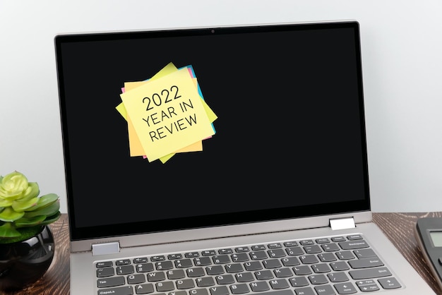 Nota adesiva con testo 2022 anno in revisione sullo schermo del laptop