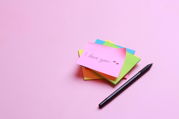 Nota adesiva con testo scritto a mano I Love You con penna su sfondo rosa Messaggio romantico