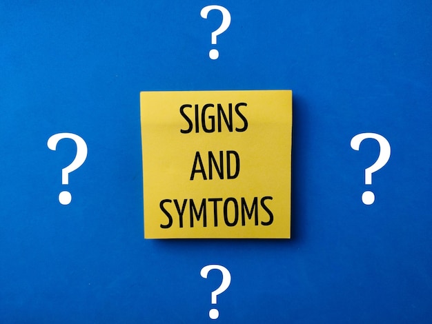 Nota adesiva gialla con la parola SIGNS AND SYMPTOMS