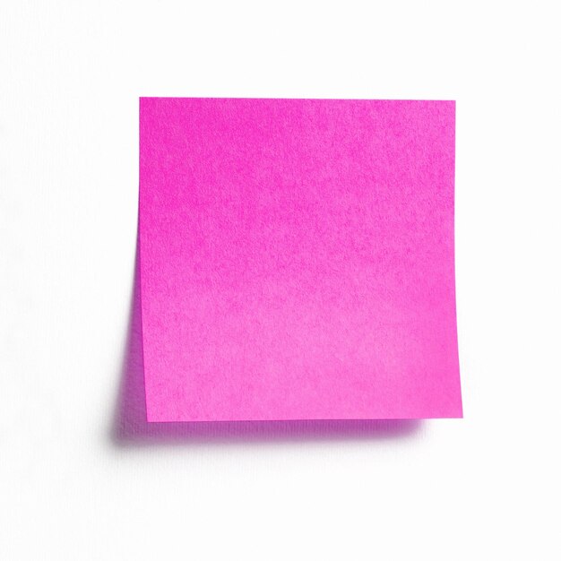 Nota adesiva rosa con copia spazio isolato su sfondo bianco
