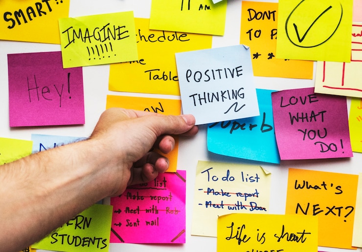 Foto nota di pensiero positivo su un muro