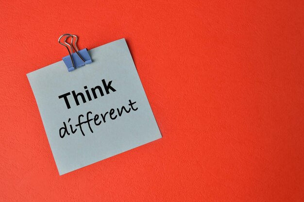 Nota di promemoria scritta con testo THINK DIFFERENT