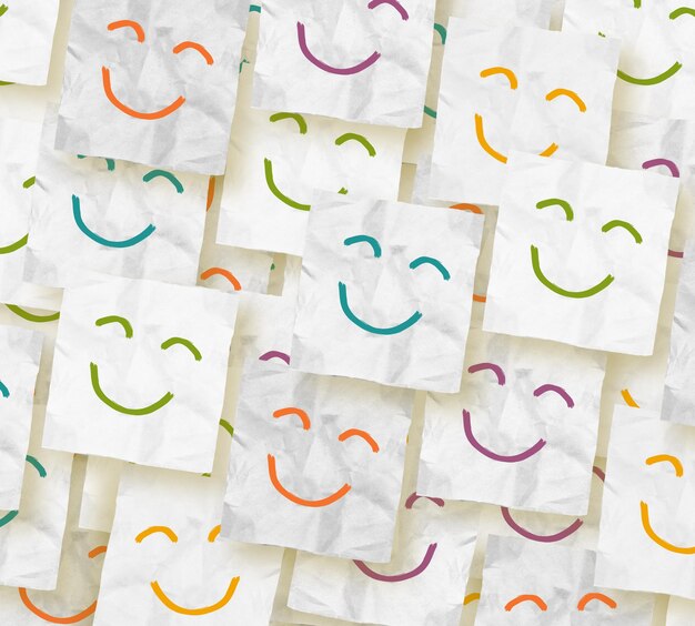Note adesive stropicciate colorate con facce sorridenti