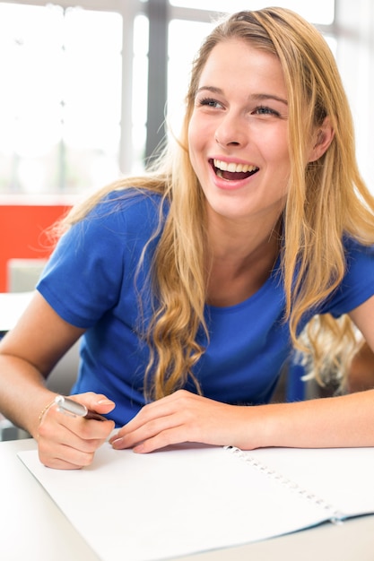 Note allegre di scrittura della studentessa in aula