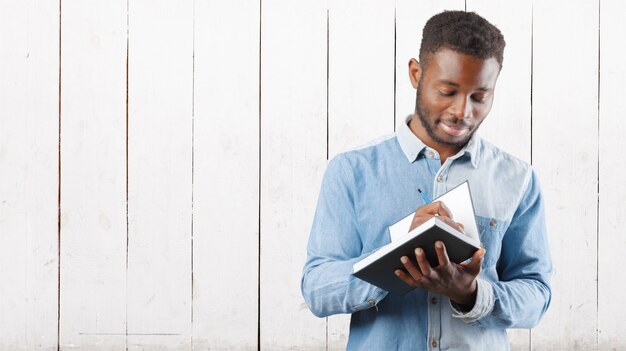 Note di scrittura attraente uomo di colore