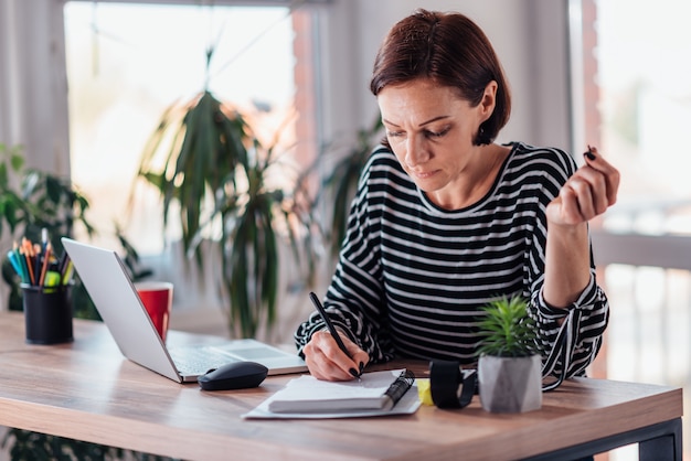 Note di scrittura della donna in taccuino