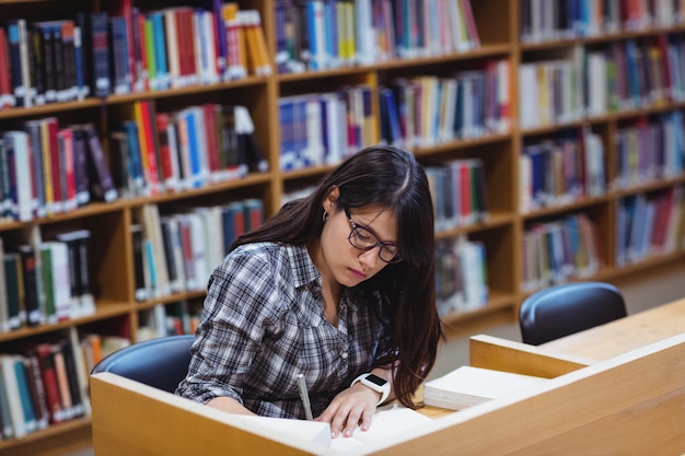 Note di scrittura della studentessa in biblioteca