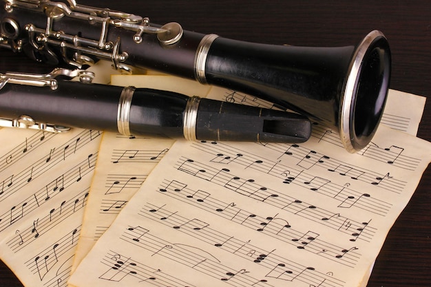 Note musicali e clarinetto sulla tavola di legno