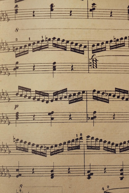 Note musicali sul tavolo