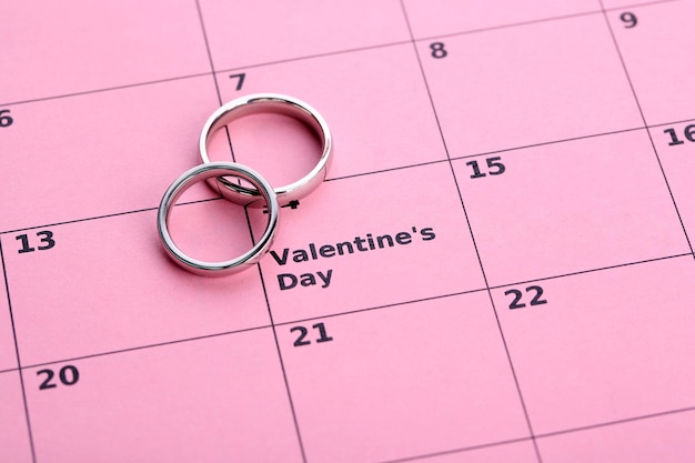 Note sul calendario (San Valentino) e fedi nuziali, primo piano