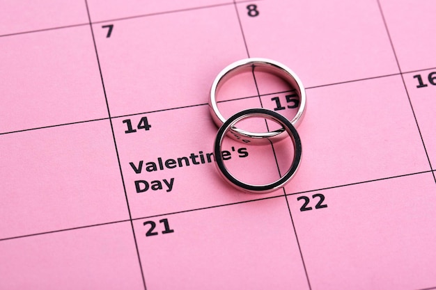 Note sul calendario (San Valentino) e fedi nuziali, primo piano