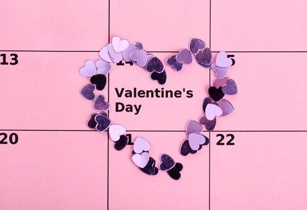 Note sul calendario (san valentino) e rosa, primo piano