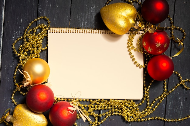 notebook con ornamenti natalizi