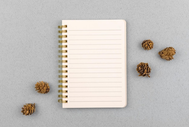 Notebook con pagina in una linea mockup sfondo piatto, fotografia floreale creativa con spazio per la copia