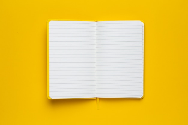 Notebook con pagine bianche su giallo