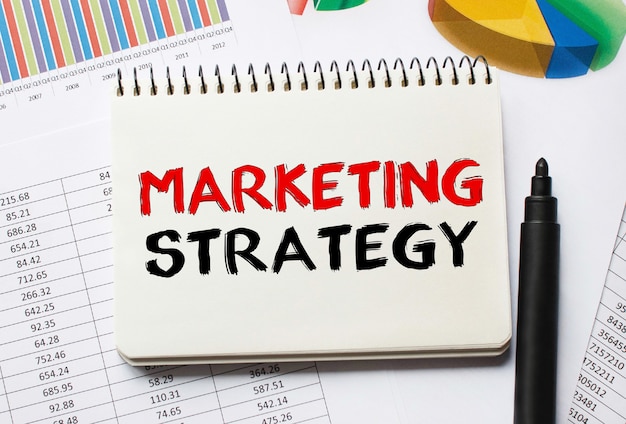 Notebook con strumenti e note sulla strategia di marketing