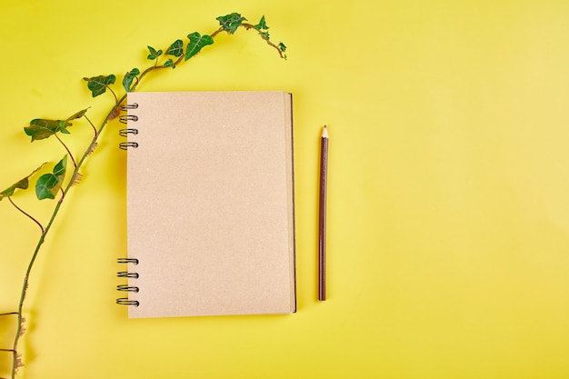 Notebook con vista dall'alto piatto laico, note con fiori Famiglia futura, casa, obiettivi di vita e piano o avvio di una nuova attività, concetto di pianificazione, mock up.