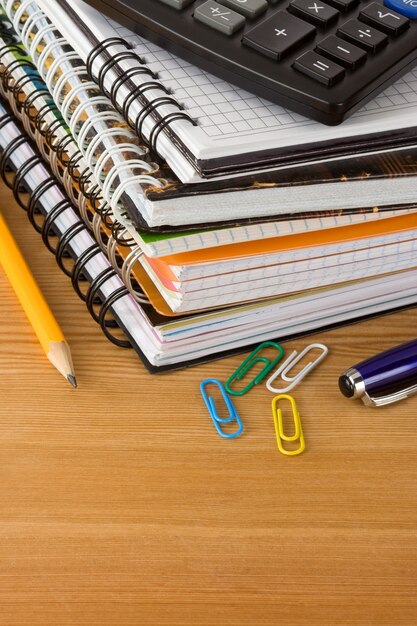 Notebook e accessori per la scuola su struttura di legno