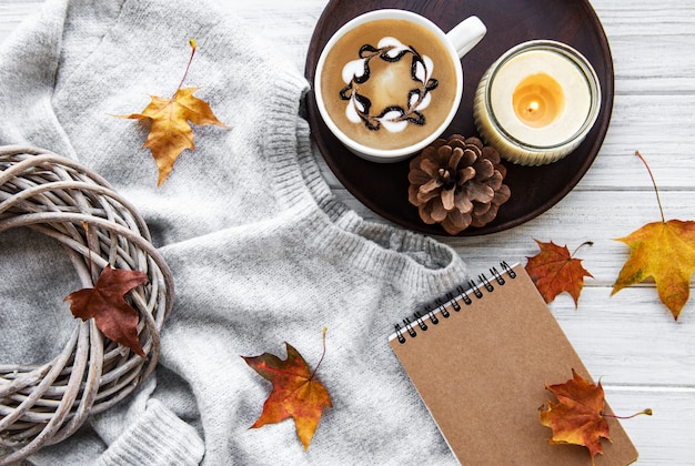 Notebook e caffè. Concetto di autunno.