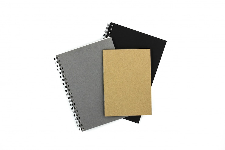 Foto notebook isolati su sfondo bianco.