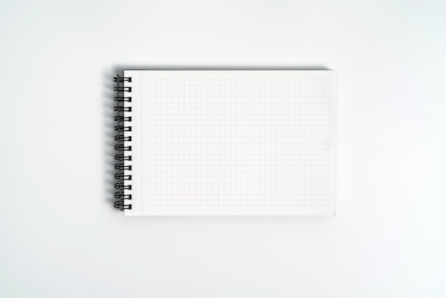 Notebook mock up con bianco nero pulito per design e pubblicità. Blocco note con molla cromata e modello di spazio per copia gratuita. Sullo sfondo grigio.